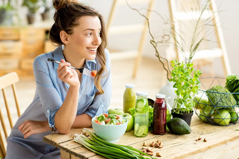 تاثیر مصرف غذای مغذی و سبزیجات برای کاهش درد سینه در دوران پریود